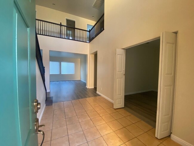 Building Photo - 25335 MacKenzie Ct