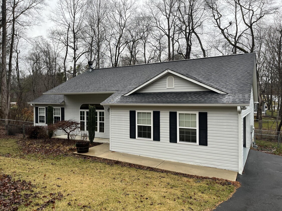 Primary Photo - 35 Briar Ln