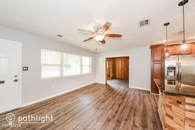 Building Photo - 3 br, 2 bath House - 2408 22nd Ave W UNIT