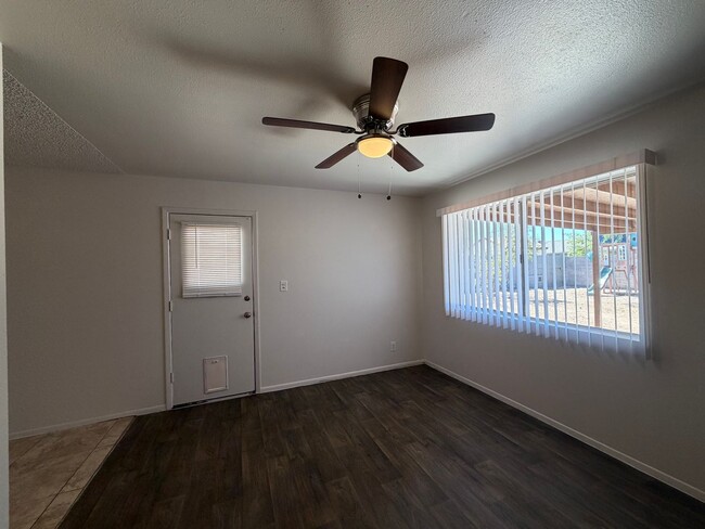 Foto del edificio - 3Bed 1 Bath Peoria House