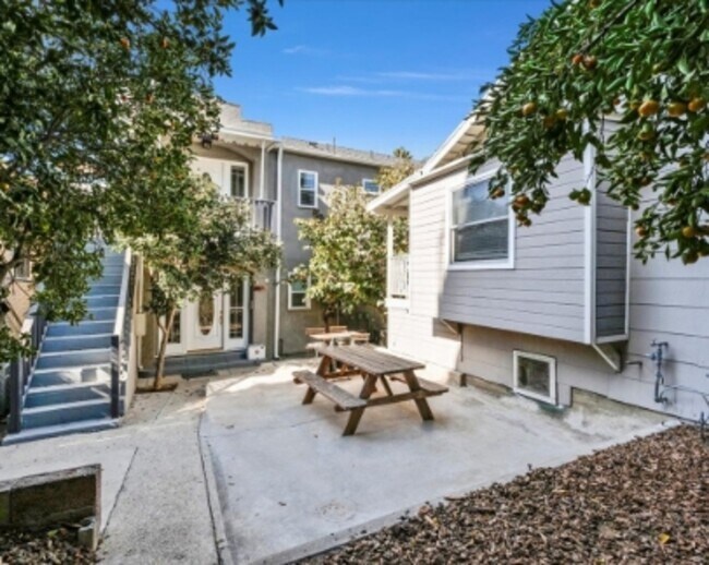 Foto del edificio - 743 3/4 Occidental Blvd