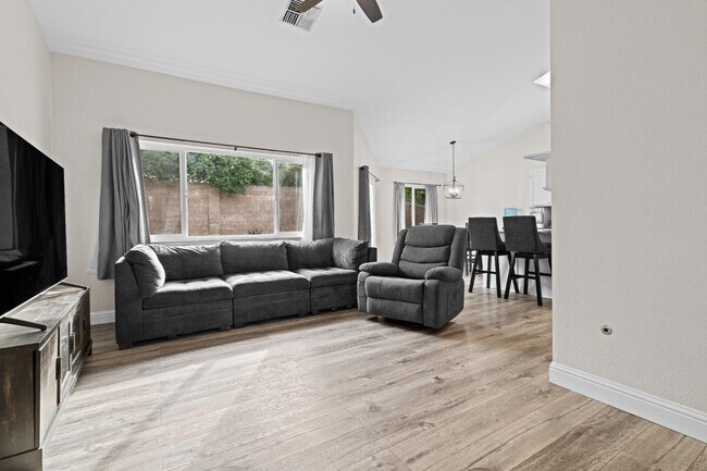 Foto del edificio - 2420 Inverness Dr