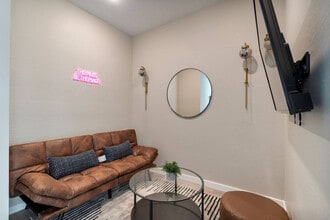 Building Photo - 16601 N Parkview Pl