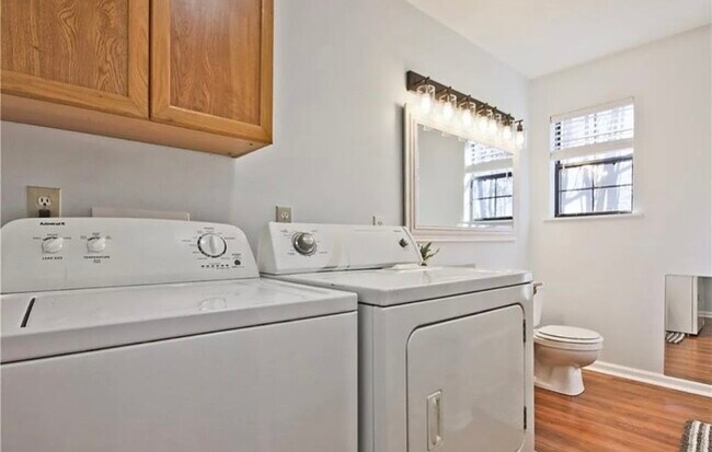 Building Photo - 304 Sunset Ct