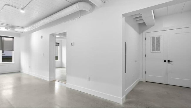 Building Photo - 267 Main St