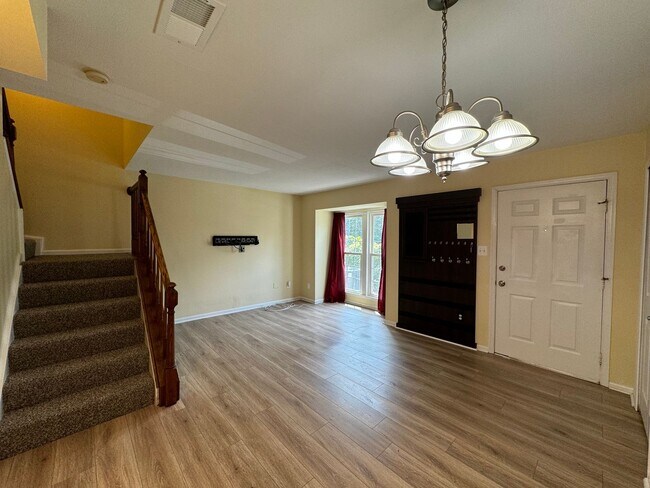 Foto del edificio - Stunning 2 Bed 2.5 Bath Interior Townhome In Newgate Community