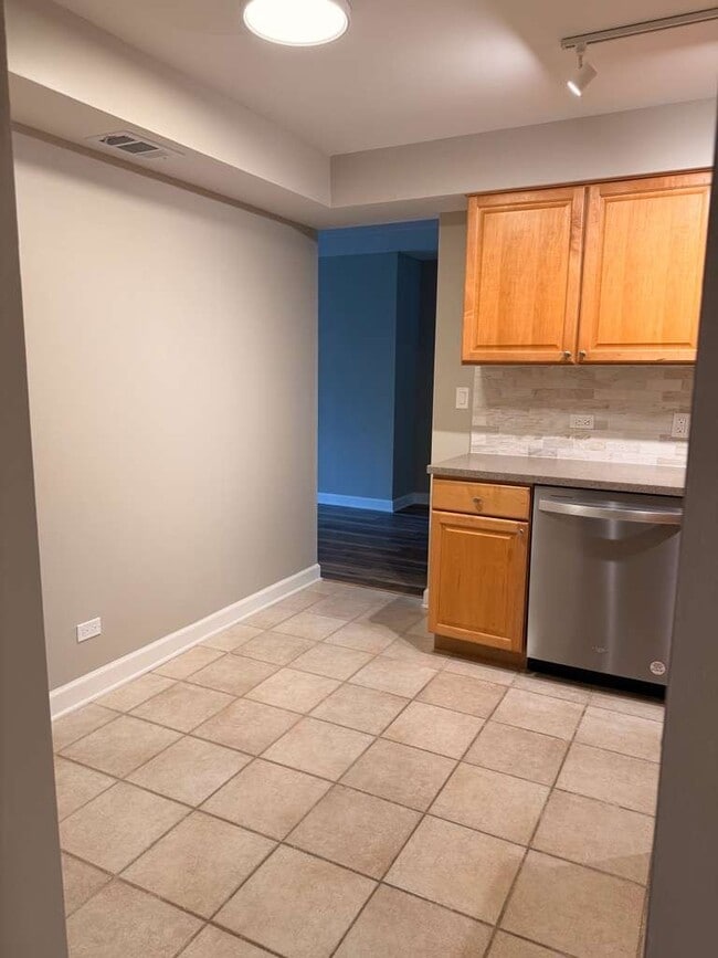 Building Photo - 2066 St Johns Ave