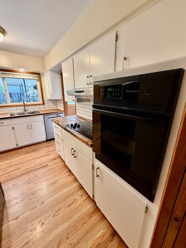 Foto del edificio - Spacious, Remodeled 5bd/3bath Cherry Park Home with Large Fenced Garden and Finished Basement