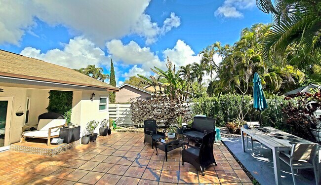 Patio privado con un hermoso jardín, perfecto para relajarse. - 14653 SW 145th Ter