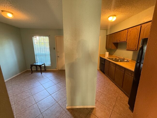 Building Photo - 2331 Justin Ln