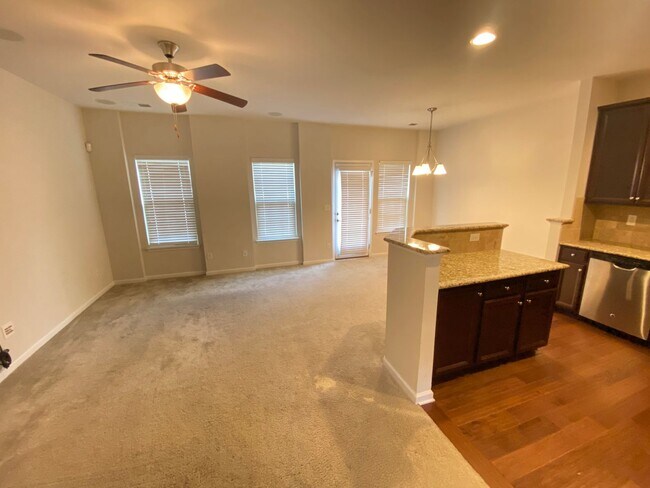 Foto del edificio - 3bed/2.5ba townhome Ideally Located betwee...