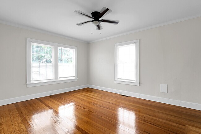 Building Photo - 228 E Poplar St