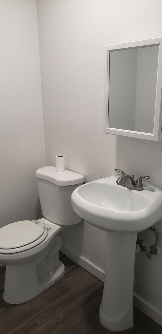 Building Photo - Newly Remodeled 2 bedroom 1 1/2 bath townh...