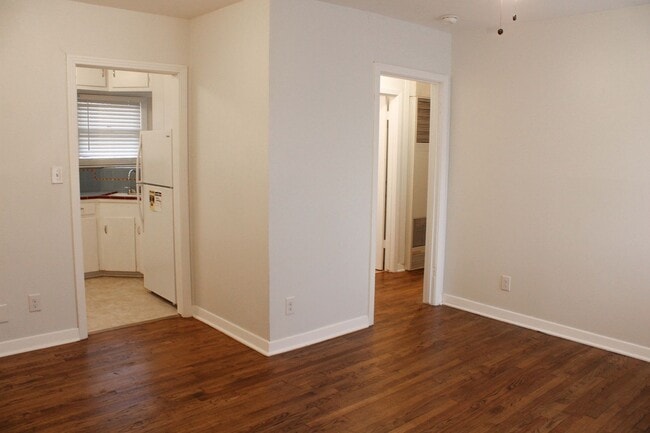 Building Photo - 2825 W Woodlawn Ave