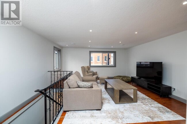 Building Photo - 413 Queen St S