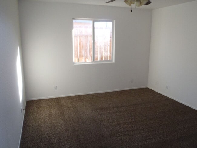 Building Photo - Spacious 3b 2 ba with a large backyard