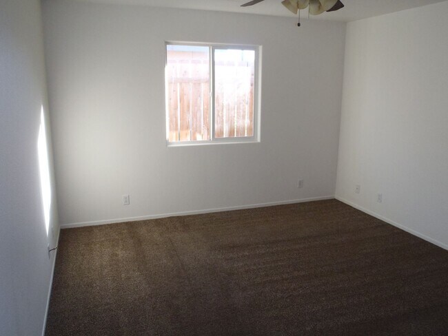 Foto del edificio - Spacious 3b 2 ba with a large backyard
