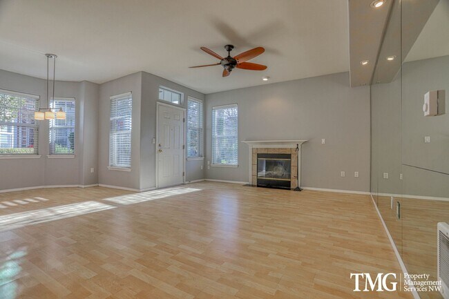Foto del edificio - Spacious Ground-Level 2BD Condo with Garage & Resort-Style Amenities