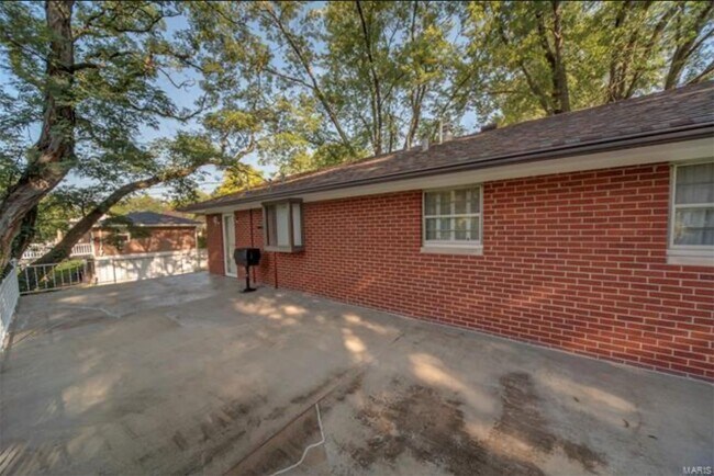 Building Photo - 18 Dorchester Dr