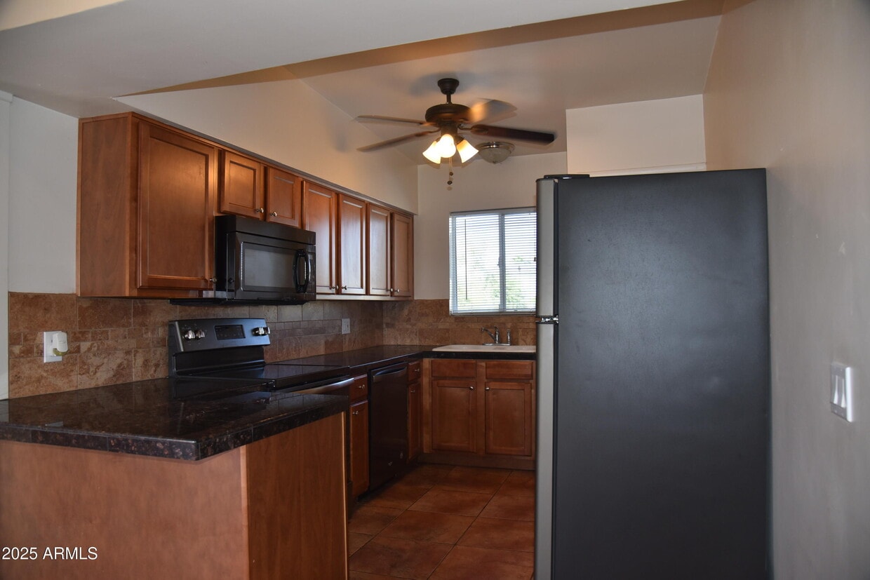 Foto principal - 6804 E 2nd St