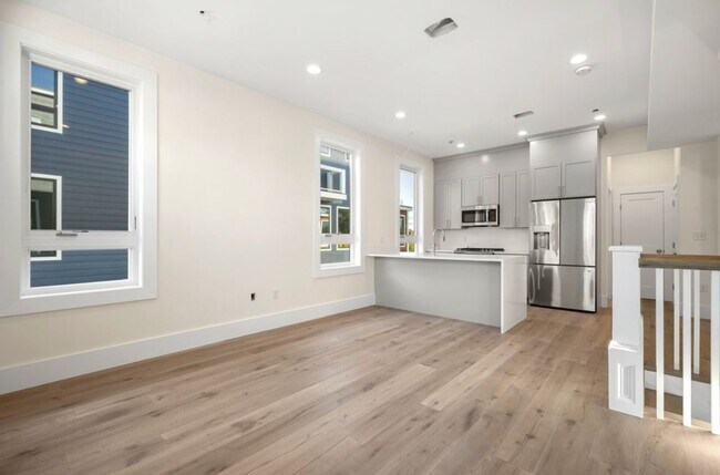 Building Photo - 120 School St