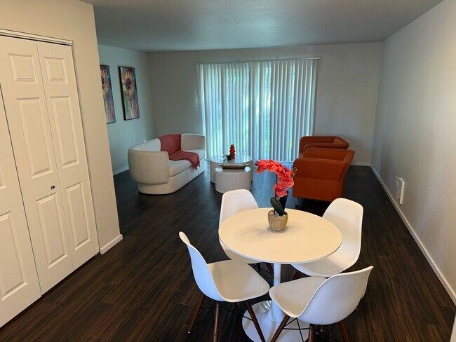 Building Photo - Newly Remodeled Townhome in the Heart of K...