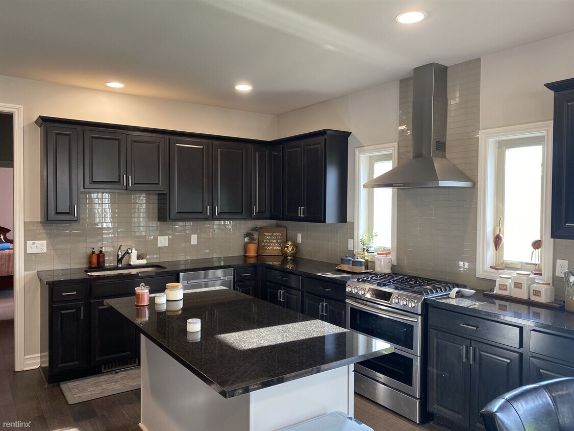 Primary Photo - 4 br, 2.5 bath House - 3887 Macaw