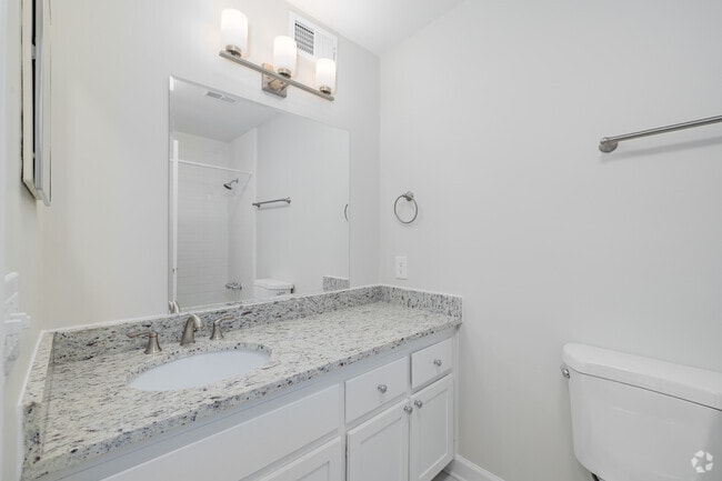 2 habitaciones, 2 baños - 1216 pies cuadrados - Baño principal - Western Hills Apartments