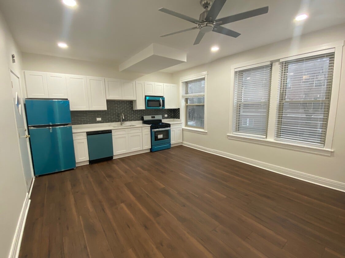 Kitchen/Living Room - 1425 W Albion Ave