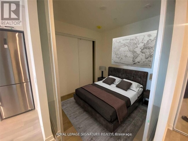 Photo du bâtiment - 1808 St Clair Ave W