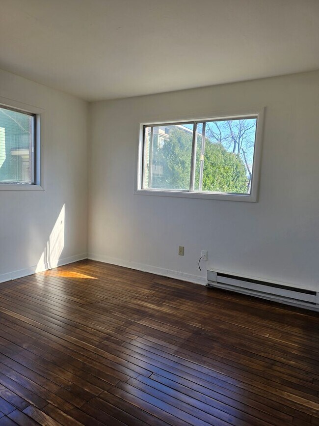 Foto del edificio - 2-bedroom upper