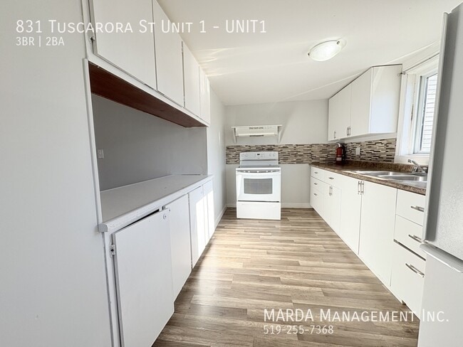 Building Photo - CHARMING 3 BED/2 BATH MAIN FLOOR UNIT IN WALKERVILLE + HYDRO & GAS
