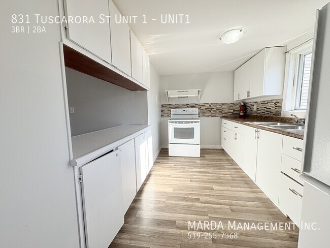 Photo du bâtiment - CHARMING 3 BED/2 BATH MAIN FLOOR UNIT IN WALKERVILLE + HYDRO & GAS