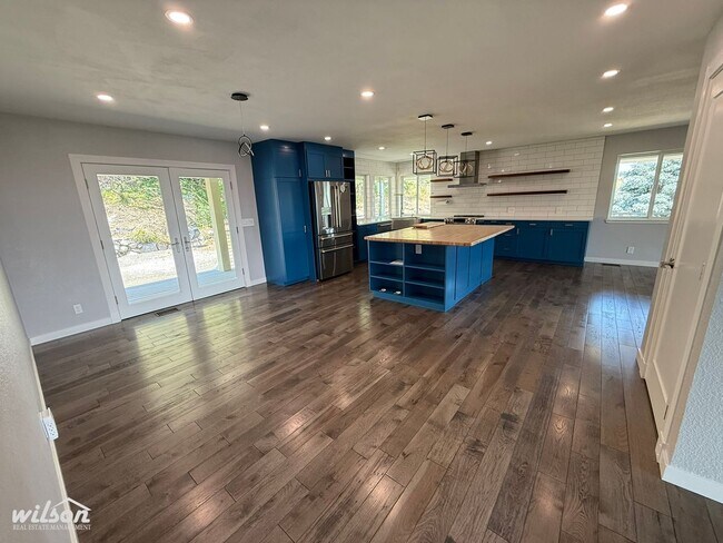 Foto del edificio - Remodeled 4bd/3ba Naches Home with Firepla...