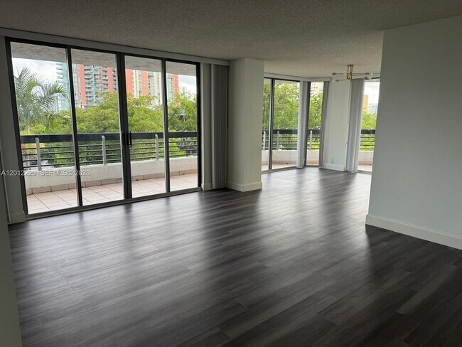 Foto del edificio - 3400 NE 192 St