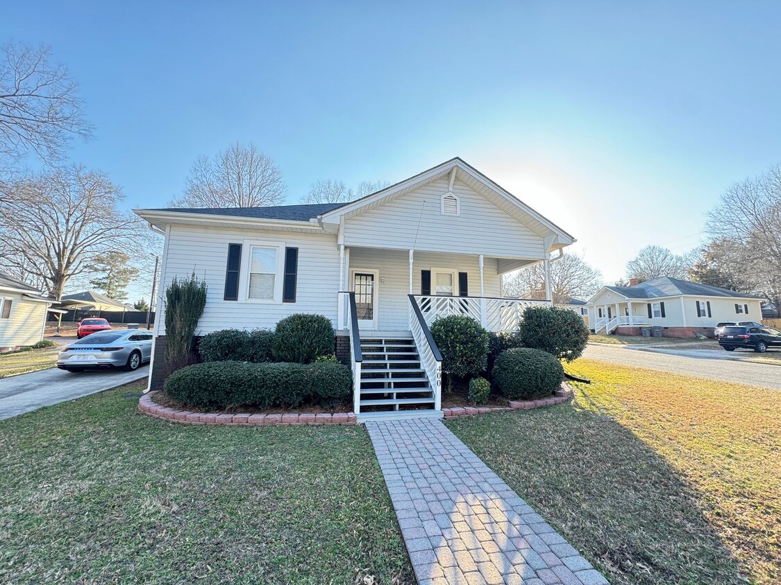 Foto principal - Charming 3-Bedroom Home in Kannapolis – Co...