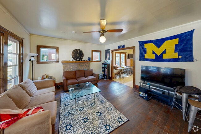 4BR, 2BA - 3,911SF - Living Room - 804 McKinley Ave