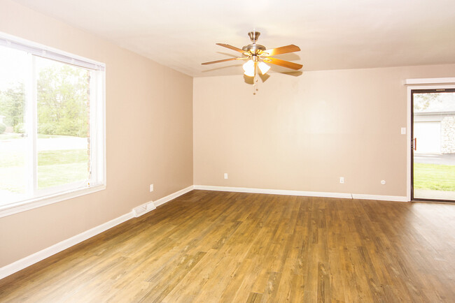 Building Photo - 3 Bedroom Duplex in Greenwood