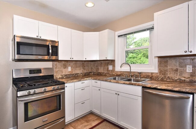 Foto del edificio - Charming 2 Bed / 1 Bath + Sunroom/Breakfas...