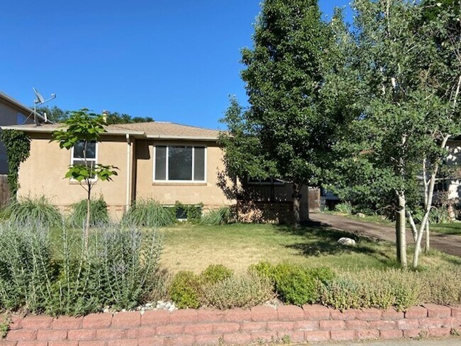 Building Photo - Charming with happy atmosphere  3BR House ...