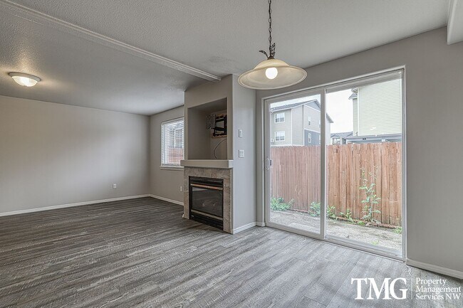 Foto del edificio - Pet Friendly Double Primary Townhome in Van Mall Neighborhood
