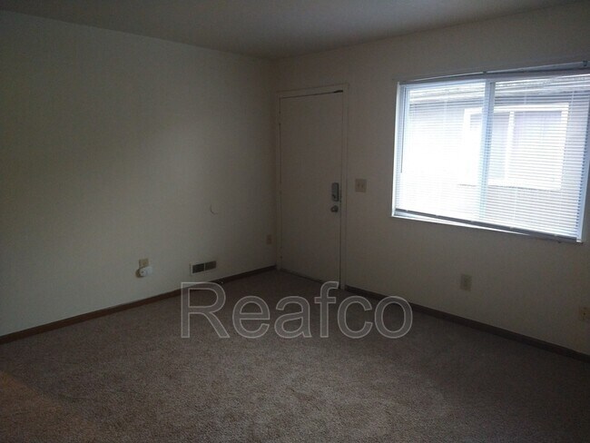Building Photo - 2460 Hiawatha St