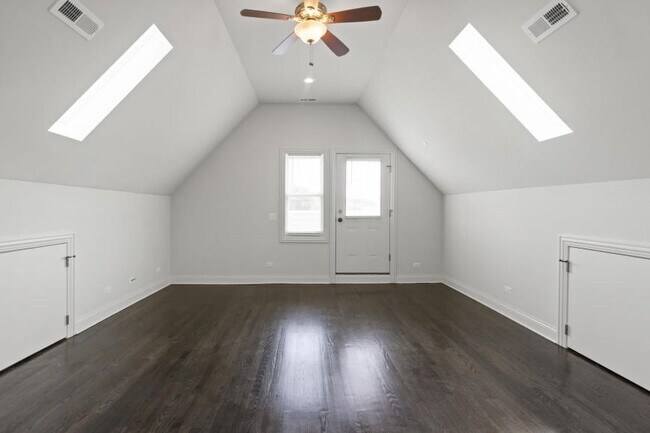 Building Photo - 2 bedroom in Chicago IL 60618