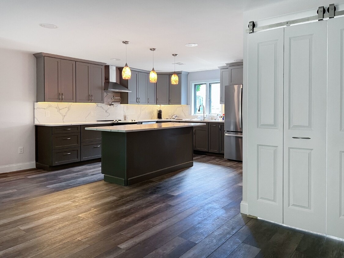 Primary Photo - Gorgeous and newly renovated townhouse-sty...