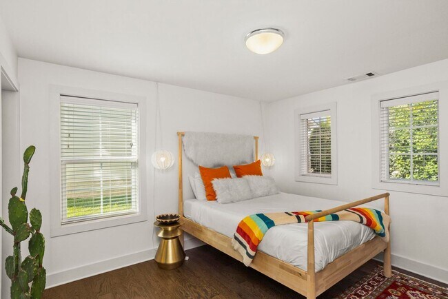 Foto del edificio - 4 BEDROOM, 5 BATH, 2-CAR GARAGE-