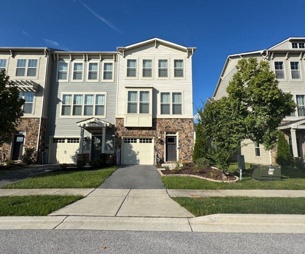 Primary Photo - Lovely 3 BR/2.5 BA EOG Townhome in Glen Bu...
