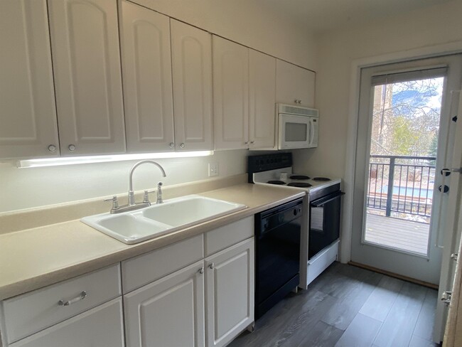 Building Photo - 963 Lions Ridge Loop