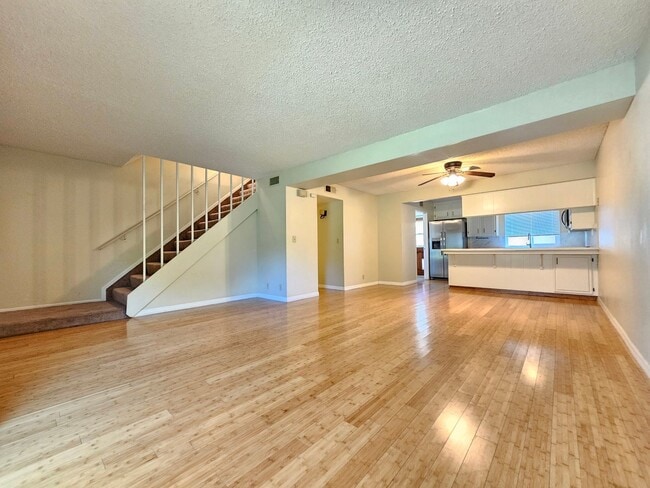 Building Photo - Charming Condo With Pool Access!
