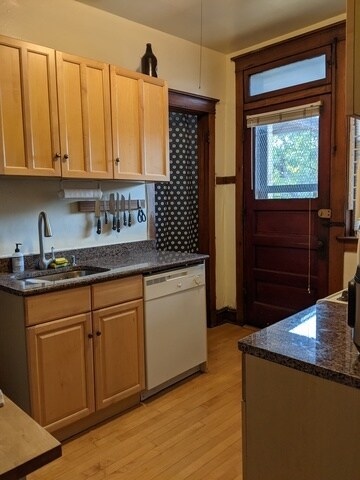 Building Photo - 1419 W Cornelia Ave