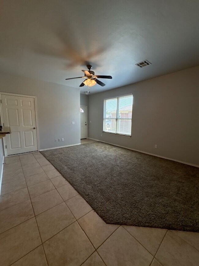 Foto del edificio - 3br 2ba duplex with 2 car garage!